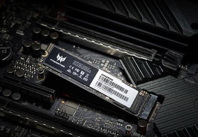 电脑固态硬盘安装后不显示怎么办？