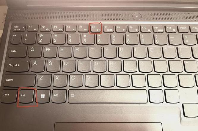 Win10系统电脑风扇转但屏幕键盘不亮？5步排查法！