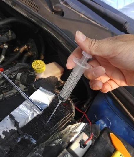 电瓶水添加量指南：5-10毫升最佳，12V电池修复液怎么加？