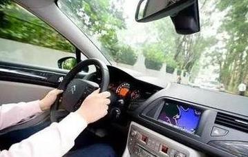 低速车抖原因解析：点火系统与油路问题排查