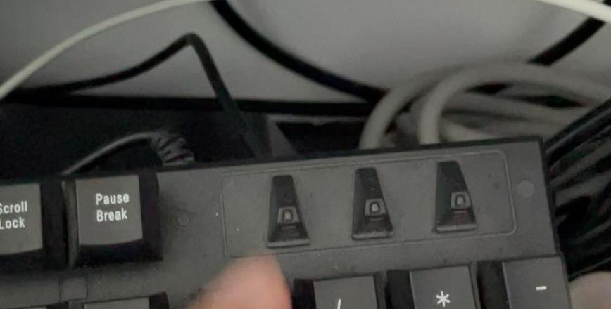 电脑开机键盘灯亮一下不亮原因分析