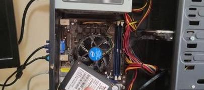 电脑机械硬盘接线教程：电源线与数据线连接方法