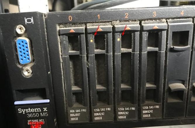 戴尔服务器LED指示灯解析：橙灯与绿灯含义及维护技巧