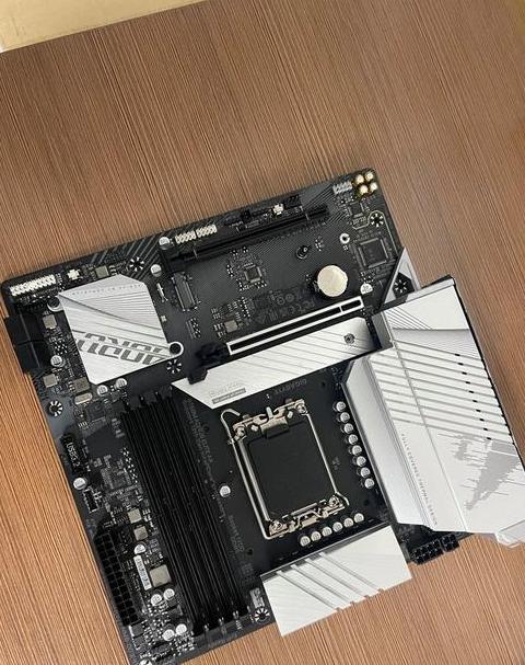 技嘉主板灯常亮故障排查指南